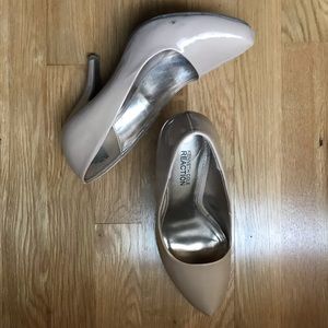 Kenneth Cole Beige Pumps